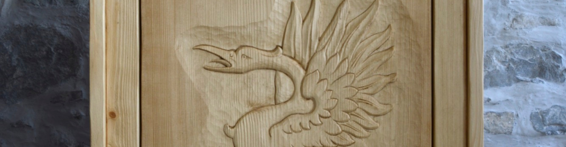 Sculpture bois meuble Grue en bas-relief et tavillons